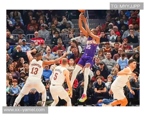 多诺万米切尔半场表现低迷9投仅3中三分球命中率不佳仅得9分4助